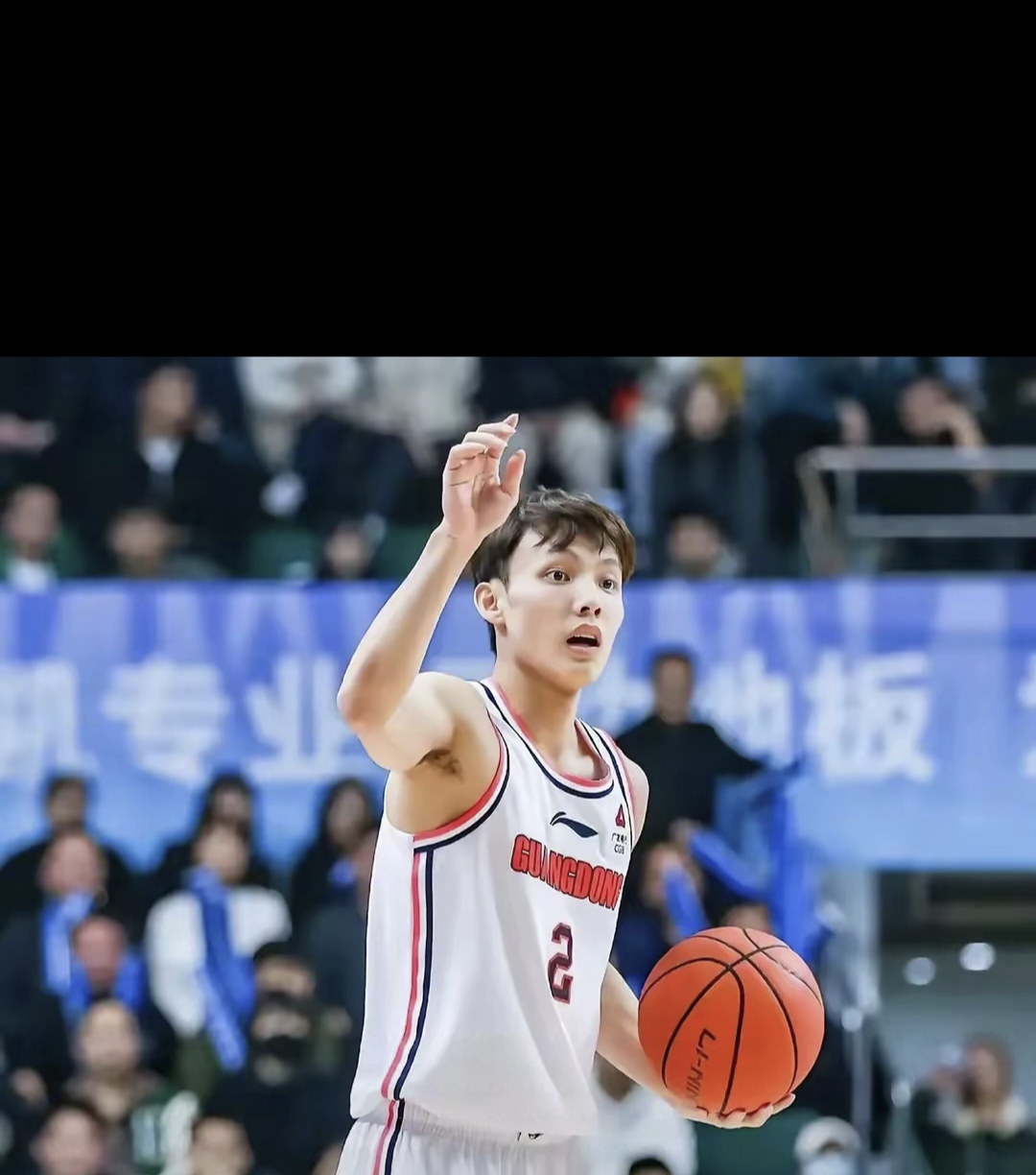 南宫28-广东宏远训练开放日；今晚复出首秀引观众欢呼；世俱杯在即；官宣口径保持一致的简单介绍