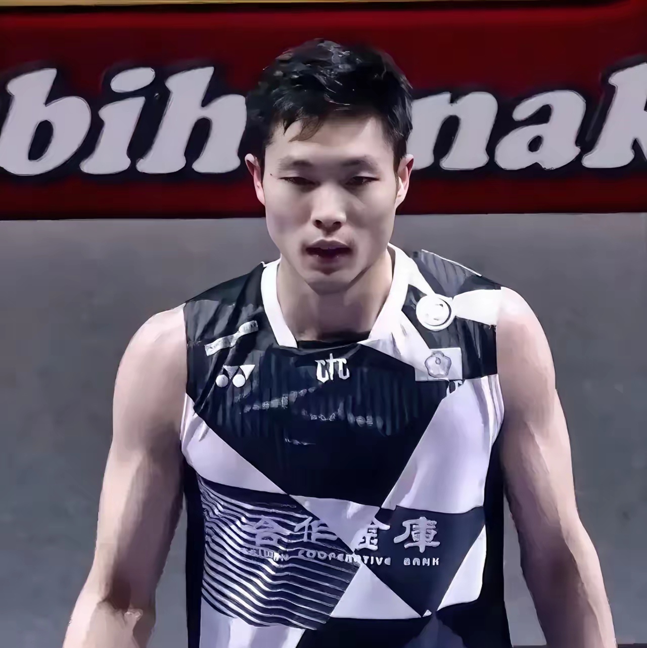 南宫娱乐- 羽毛球季后赛焦点战：海滨天狼队逆转川蜀白虎队，客场强势带走胜利。反击锐度十足