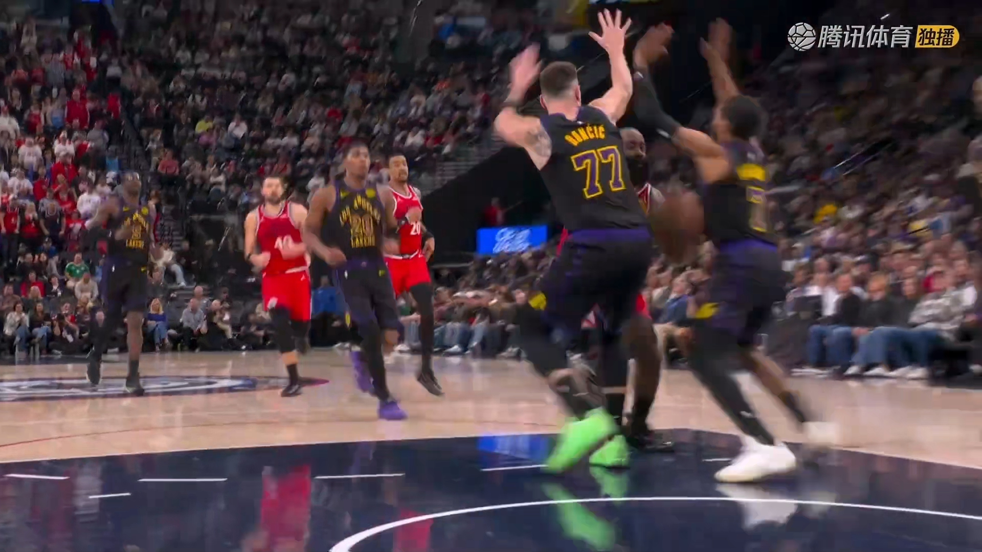 南宫28-哈登回归赛场，比分优势明显首场状态亮眼，湖人观众沸腾！的简单介绍