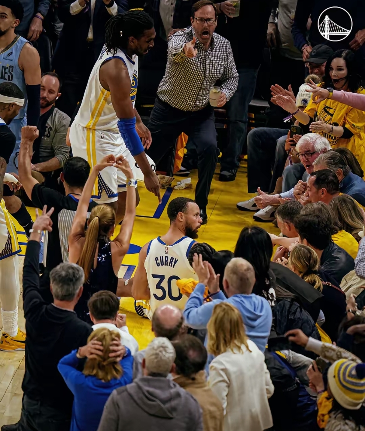 南宫娱乐-包含库里回归赛场，惊险取胜首场状态亮眼，独行侠观众沸腾！的词条